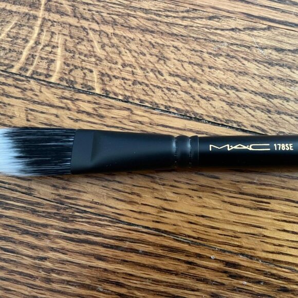 MAC 178SE Duo Fibre Angled Face Brush - Picture 1 of 2